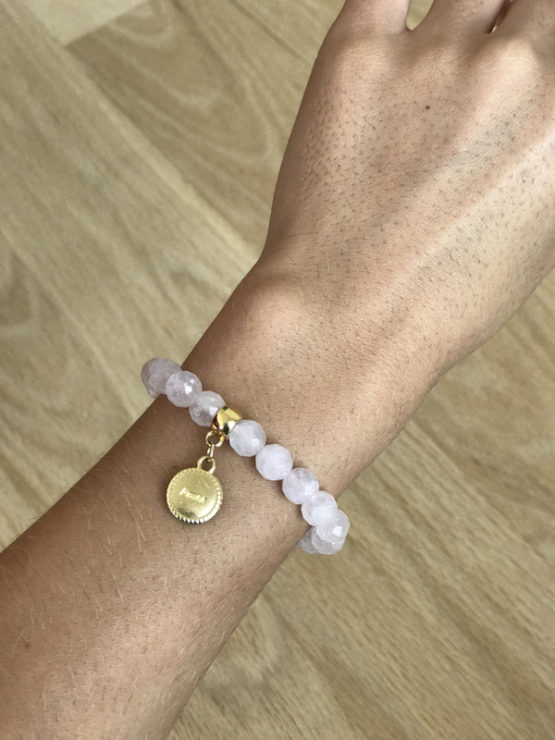 Bracelete Amor – Quartzo Rosa – Pingente Amor em Banho de Ouro - Image 4